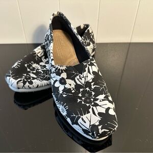 TOMS Classic Alpargata Slip-On Shoes Tropical Floral Black White Sz 7.5